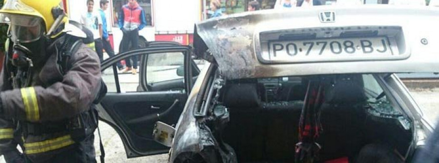 SANXENXO-El incendio de un coche moviliza a Emerxencias y un fuerte despliegue en Baltar sorprende a los conductores