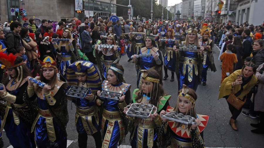 Los coruñeses no fallan a la tradición y acuden de forma masiva al desfile de Carnaval