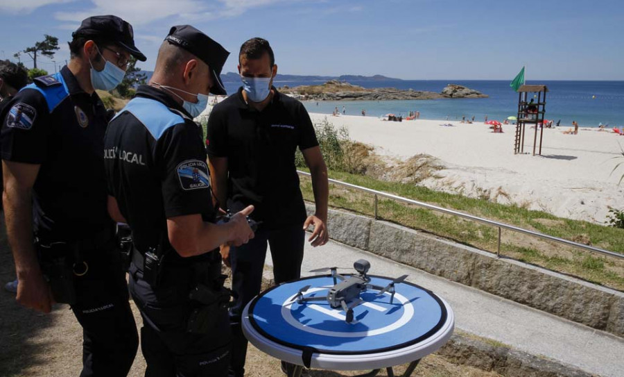Los drones pilotados por policías controlan ya el aforo de los 17 arenales con bandera azul de Sanxenxo