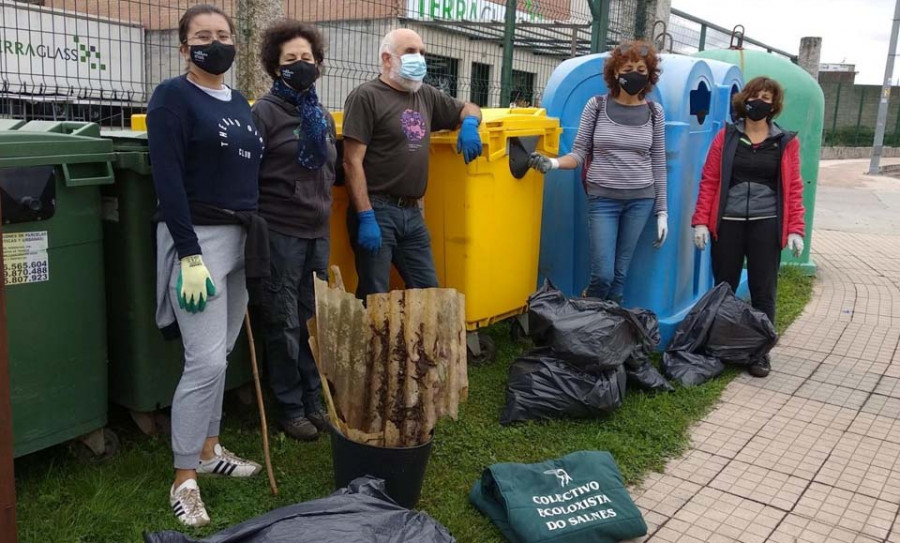 Voluntarios recogen plásticos, vidrio y restos de obra del entorno del río Umia