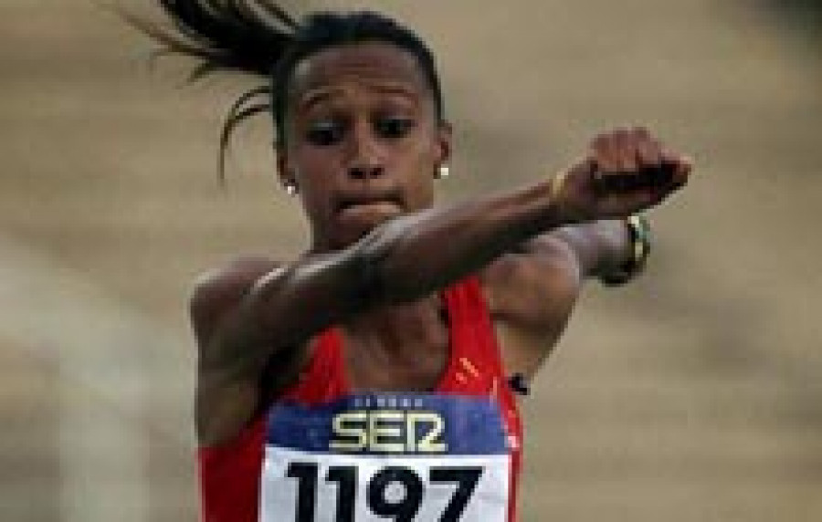El debut de Ana Peleteiro en un nacional absoluto hipnotiza al atletismo español