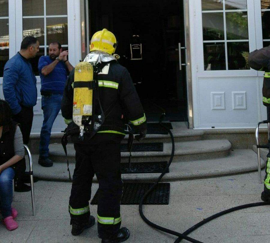 Evacuado al hospital un hombre de 76 años por ataque de ansiedad tras un incendio en el restaurante Dolmen, en Olveira