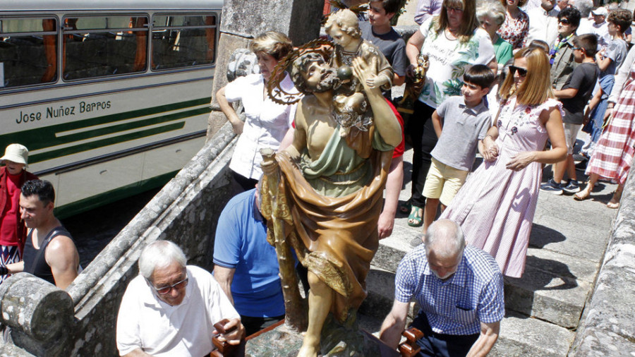 Fefiñáns vibró con la procesión de San Cristóbal y se prepara hoy para el gran día de San Benito