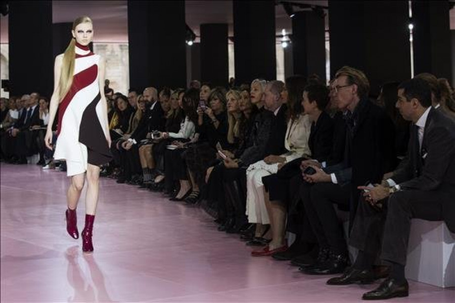 Raf Simons redescubre y actualiza el estampado animal de Dior en París