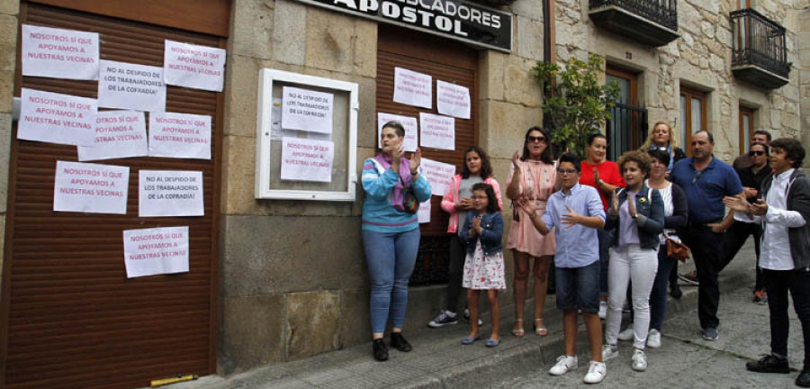 Una de las trabajadoras de la Cofradía de Carril recibe oficialmente su carta de despido