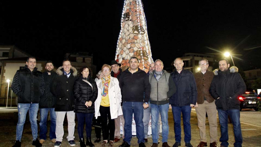 Emgrobes elabora un árbol de Navidad con 2.000 caparazones de centolla