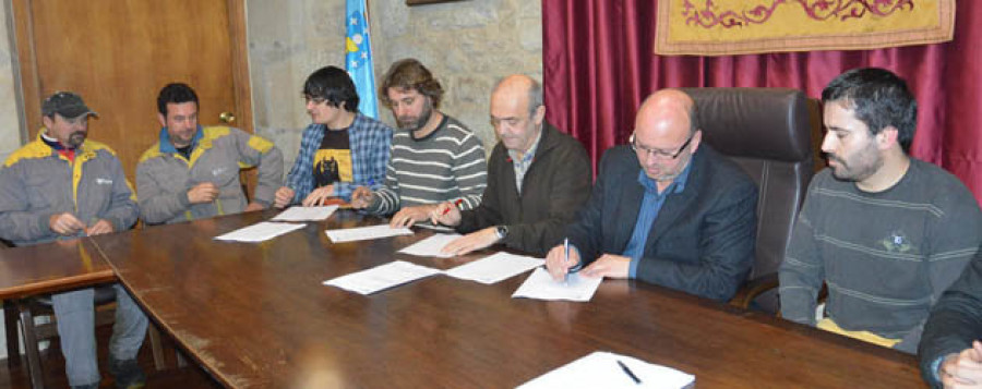 RIANXO - La firma del convenio colectivo del Ayuntamiento pone fin a casi dos décadas de negociaciones