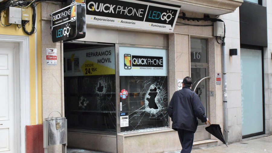 Roban y causan daños en una tienda de telefonía de Ribeira por valor superior a 5.000 euros
