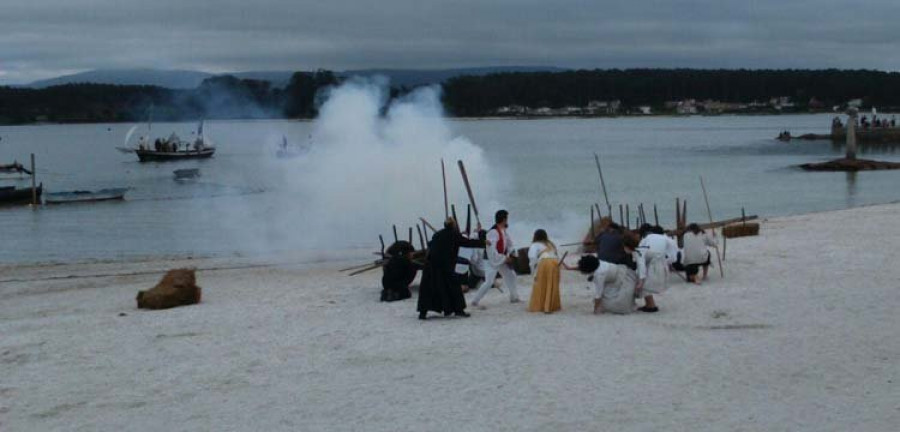La recreación del desembarco pirata reúne a numerosas personas en la playa de Confín