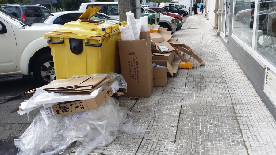 Residentes en Cimadevila piden una solución al problema de insalubridad de unos contenedores