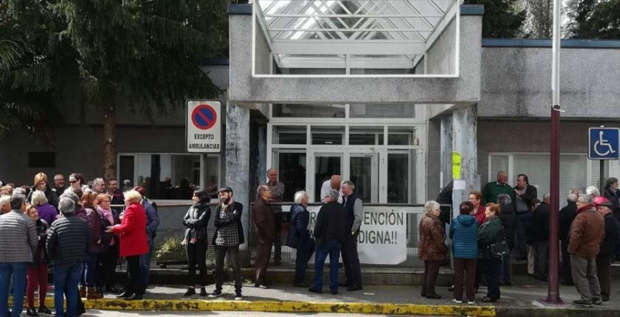 Mas de 300 personas claman en Cuntis contra la falta de médicos en el centro de salud