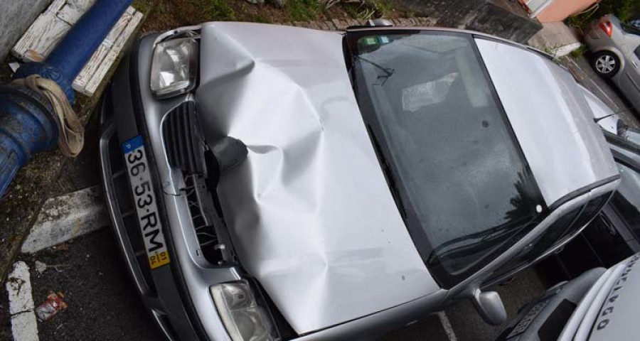 RIVEIRA - Dos rumanas acaban detenidas al estrellarse su coche después de una huida tras cometer un robo