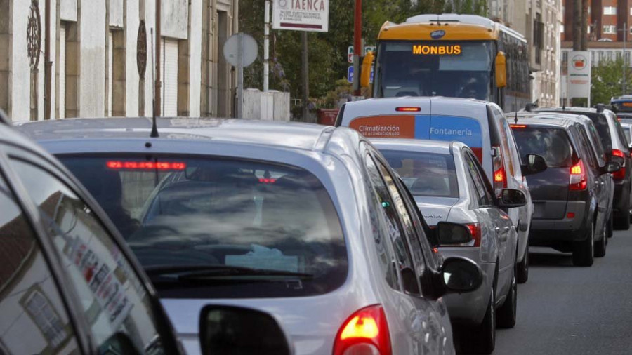 Vecinos de Rosalía de Castro indican que el tráfico pesado multiplica la contaminación