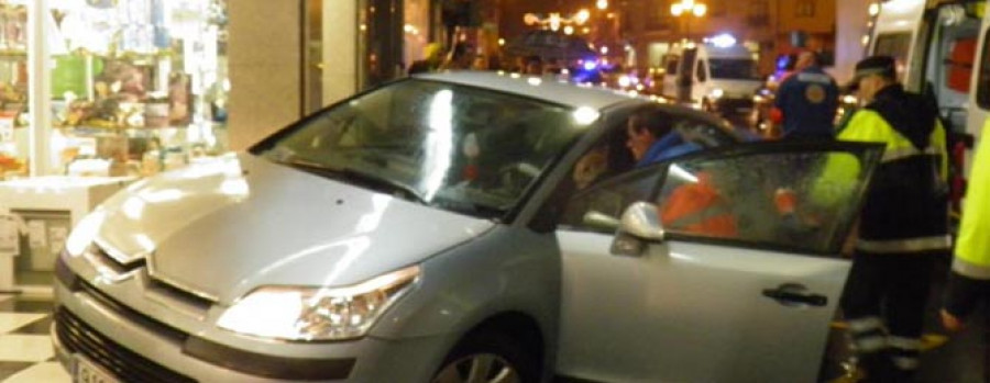 Un coche acaba empotrado en la fachada de una tienda al ser embestido por otro