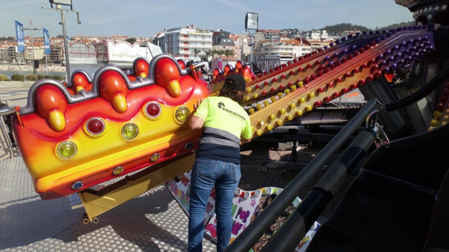 Una empresa revisa la seguridad y el estado de las atracciones de las fiestas