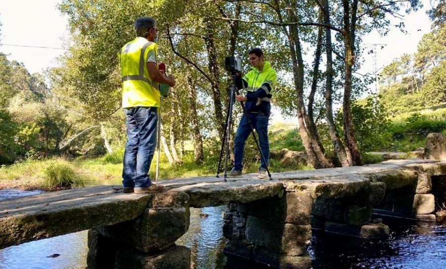 Caldas realiza el estudio topográfico previo al arreglo de la Pontella de Segade