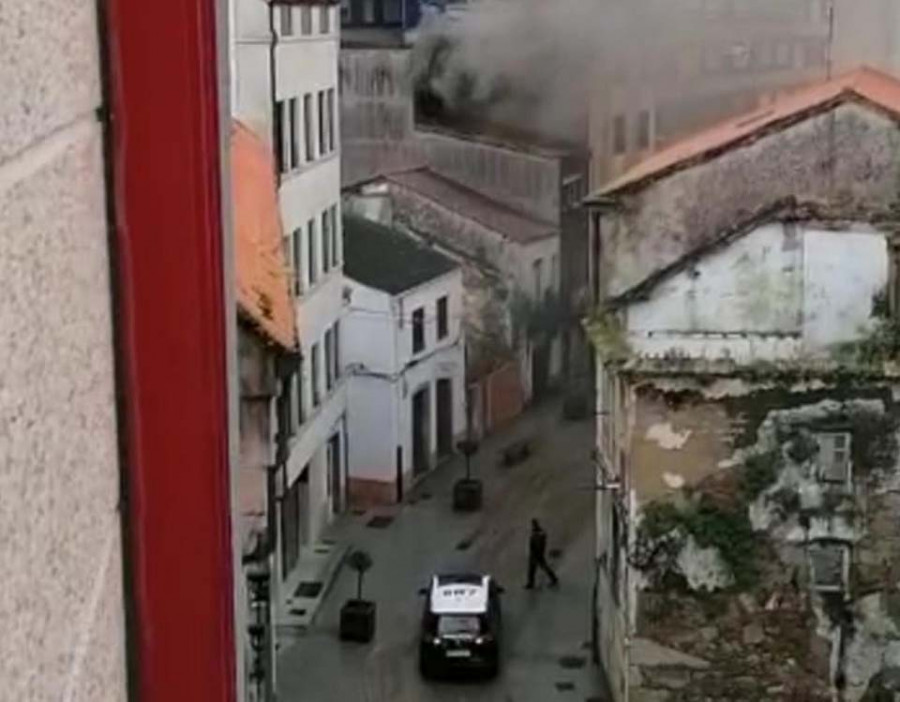 Las emergencias sofocan un incendio declarado en un  piso de “okupas” en Ribeira