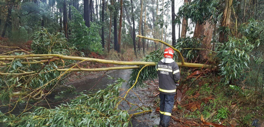 Meis trata de recuperarse con fallos en suministros y la comarca con viales cortados