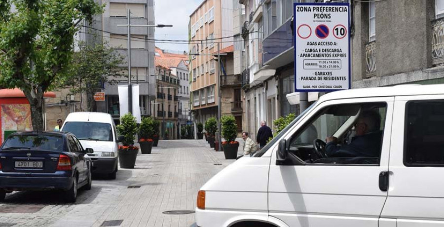 Arrancan las pruebas del acceso de vehículos a 10 kilómetros por hora en una peatonal de Ribeira