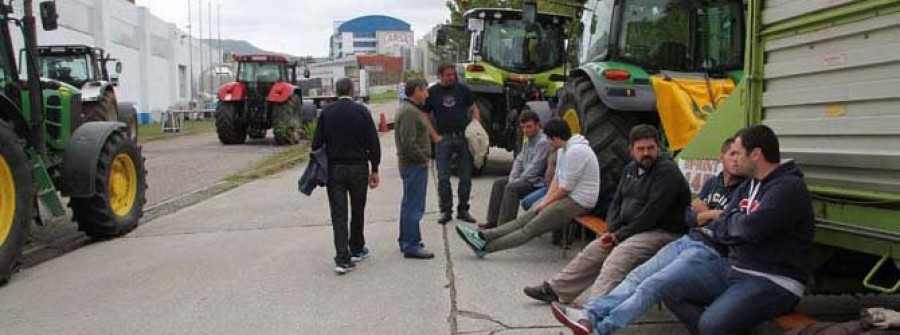 Los ganaderos del Deza bloquean con sus tractores la entrada a Nestle, Larsa y Clesa