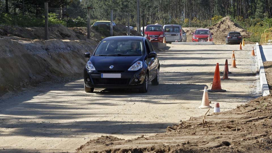 Inician los trámites para consolidar el aparcamiento privado en terrenos anexos  al Hospital do Salnés