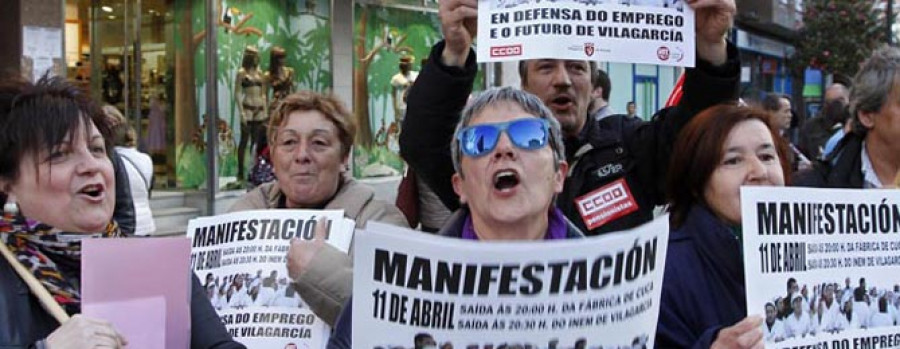 Las trabajadoras de Cuca cuelgan carteles para pedir respaldo a la manifestación del 11