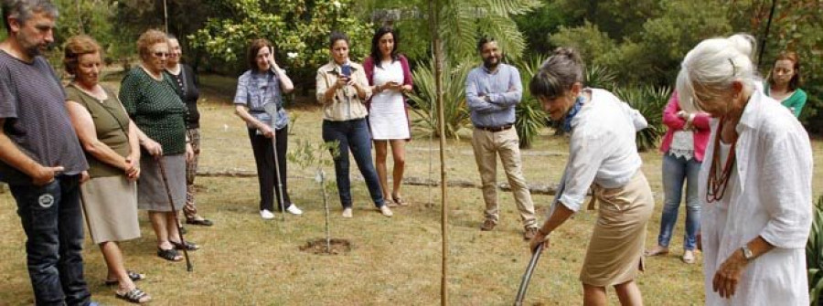 MEIS-Un árbol recuerda a los Gimson en La Saleta, en un acto con presencia institucional