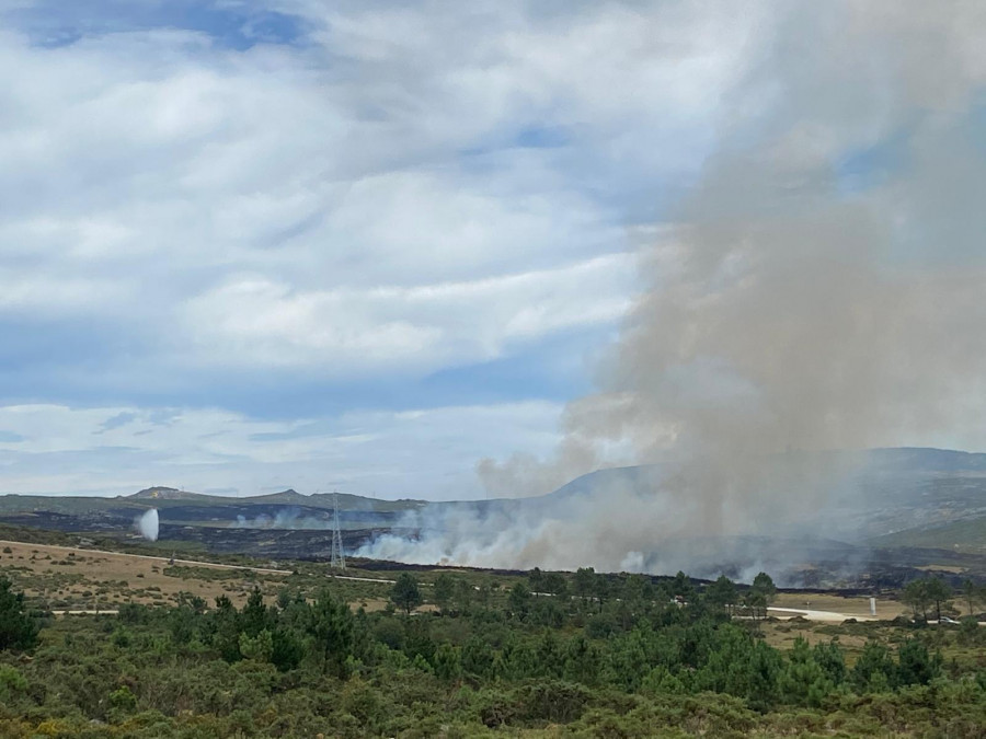 Un incendio forestal que se inició en la parroquia pobrense de Lesón afecta a más de 42 hectáreas de monte raso