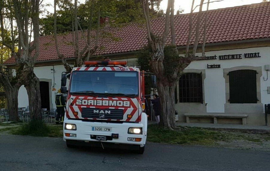 Dos personas sufren intoxicación por el humo de un incendio en el centro cultural de Leiro en Rianxo
