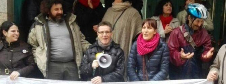 SANXENXO-Una veintena de personas se concentra en Pontevedra contra el “catastrazo”