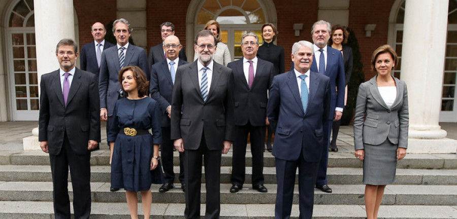 Rajoy reclama a sus nuevos ministros “dialogar mucho, pactar mucho y consensuar mucho”