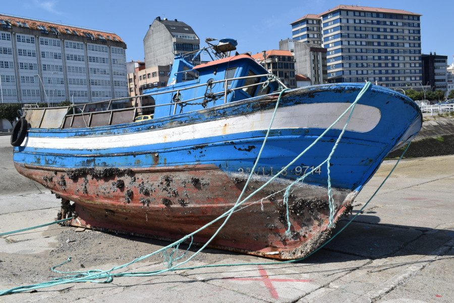 Portos de Galicia inició los trámites para la declaración de estado de abandono de un barco en Ribeira