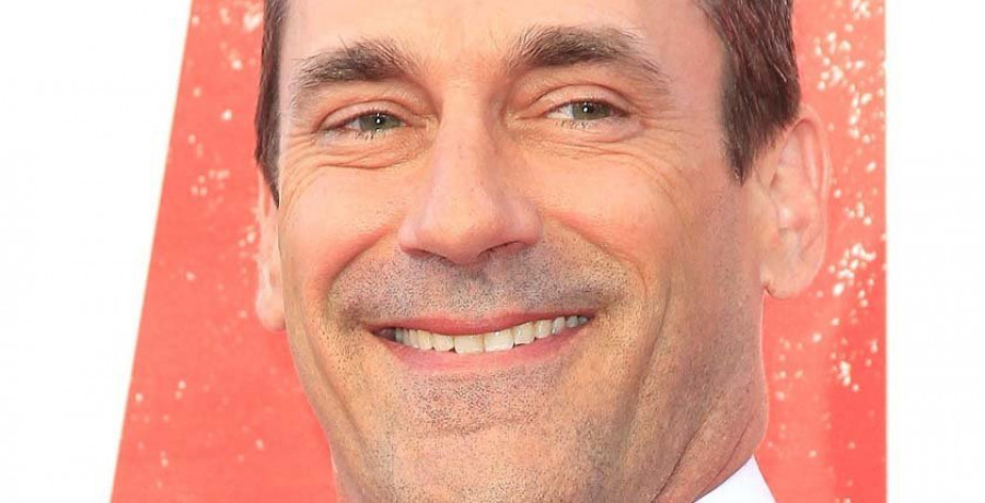 Jon Hamm, un exdiplomático con una misión para la CIA en “El rehén”