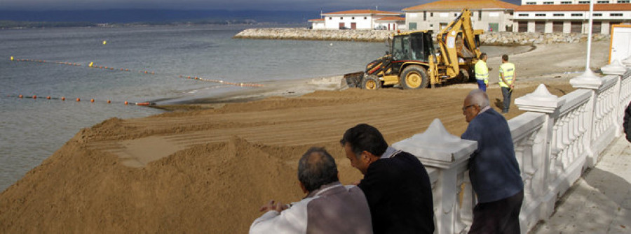 El aporte de arena en O Preguntoiro empieza con la regeneración de unos 10 metros de playa