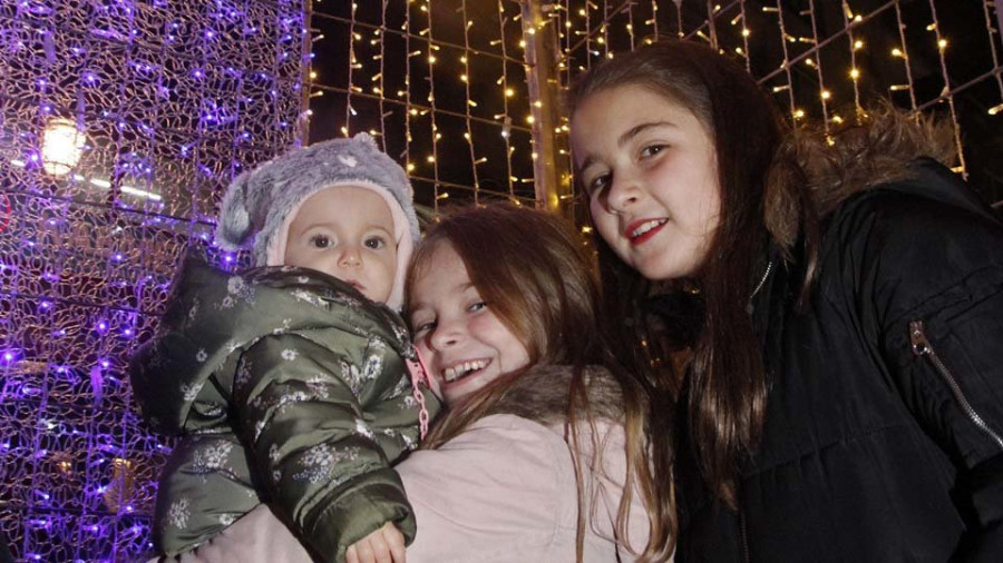 Encendido navideño pasado por agua, pero con mucha magia en Vilagarcía