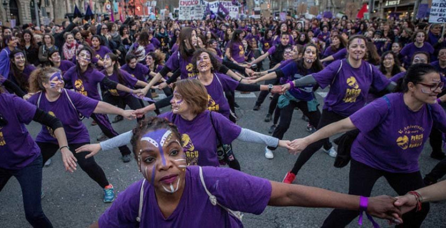 Un grafiti con rostros femeninos reivindica los derechos de la mujer