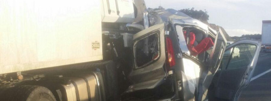 Un tráiler arrolla en la autopista de Sevilla la furgoneta del Club de Remo Vilaxoán