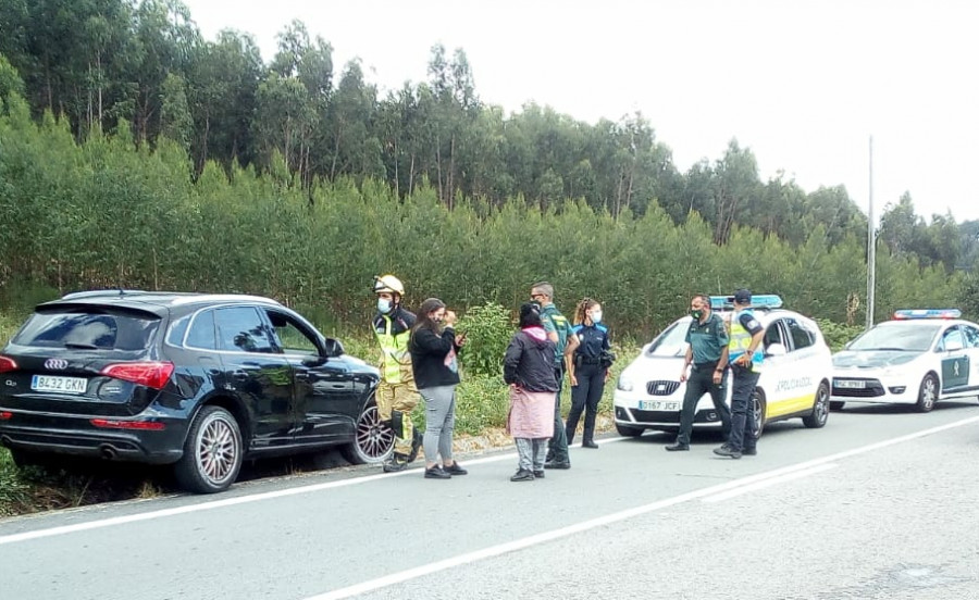 Heridas dos personas al salirse de la vía en A Pobra un vehículo tras sentirse indispuesto el conductor