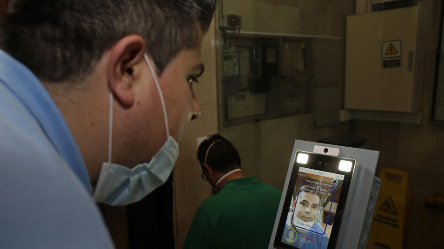 Cambados instala la cámara térmica y facial para controlar el acceso al Consistorio
