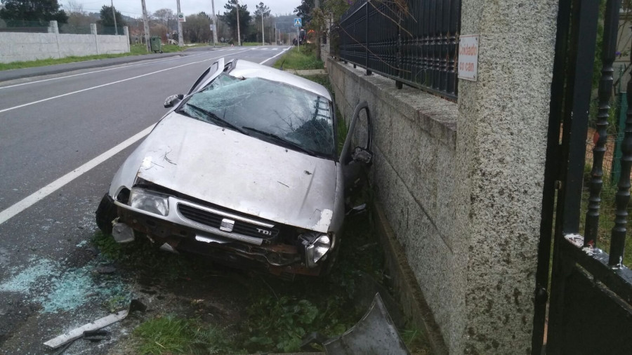 RIVEIRA - Una joven resulta herida al volcar su coche tras cruzársele un jabalí en la recta de Artes