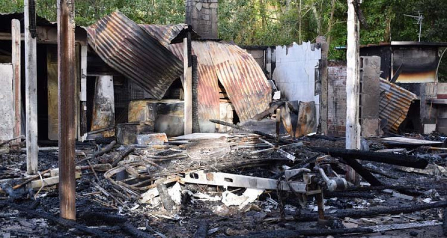 BOIRO - Los dueños del camping de Mañóns, que registró un fuego en 2009, creen en la intencionalidad del incendio del lunes