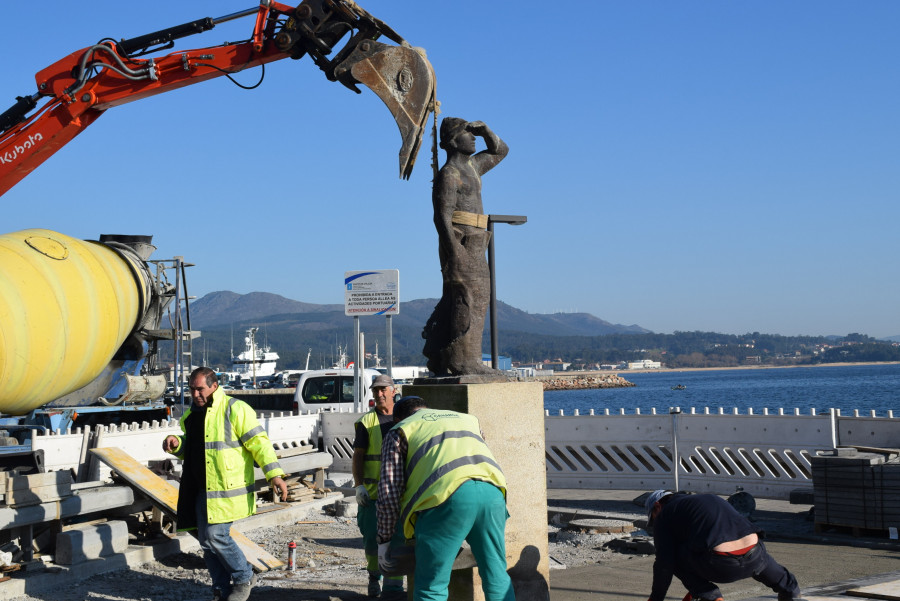 La escultura del marinero en Ribeira ya mira para la boca de la ría arousana