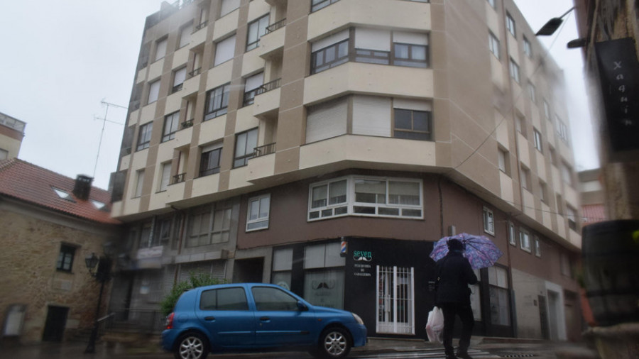 Residentes en un céntrico edificio de Ribeira dan por desarticulado un punto negro de venta de drogas