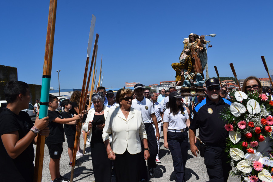 Reportaje | La Reina de los Mares surca con gran esplendor los litorales de Aguiño, Boiro y Rianxo