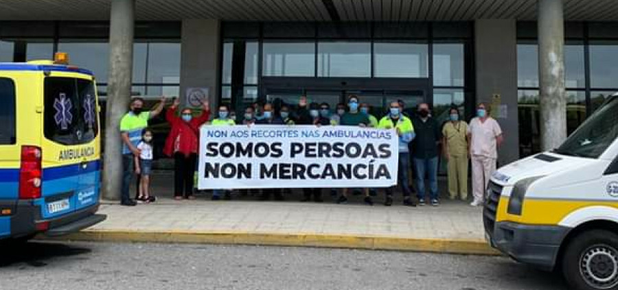 Pacientes y sanitarios apoyan a trabajadores de ambulancias en su reclamación de mejora de sus condiciones laborales