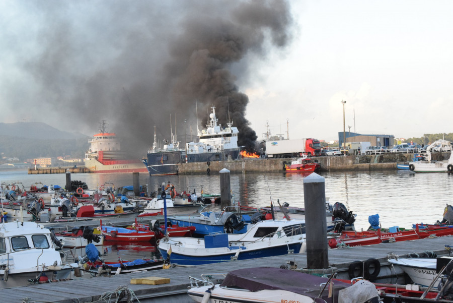 Incendio del barco "Eros Dos" que estaba abandonado en el muelle comercial de Ribeira