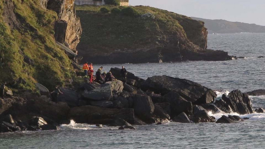 Rescatan a un hombre del acantilado de Foxos tras caer de su lancha por un golpe de mar