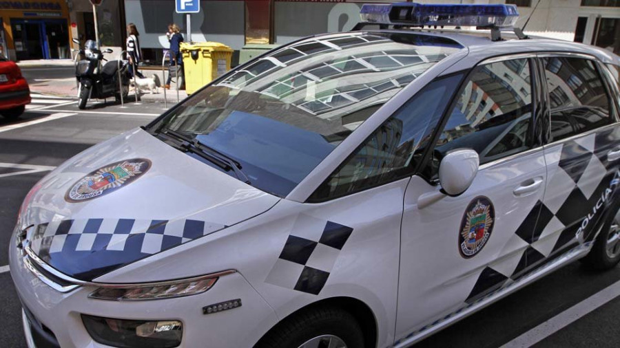 Detienen a una joven que mordió a un policía local y saltó sobre varios coches