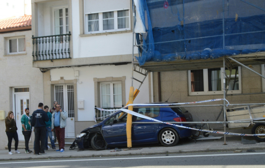 RIVEIRA - Un coche se sale de la vía y acaba debajo de un andamio en Palmeira