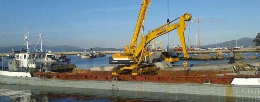 Los trabajos previos a la instalación del dique flotante marchan a buen ritmo